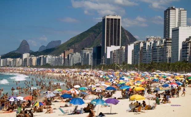 Die Copacabana in Brasilien. Brasilianer schauen durch die Bank weg entspannt in die Zukunft und glauben an eine Verbesserung der eigenen finanziellen Situation.